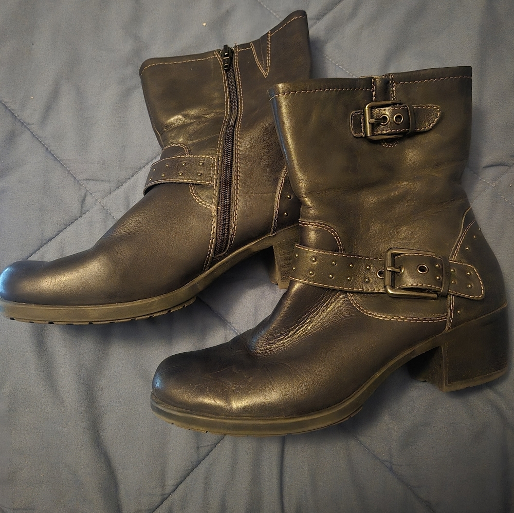 EARTH BOOTS